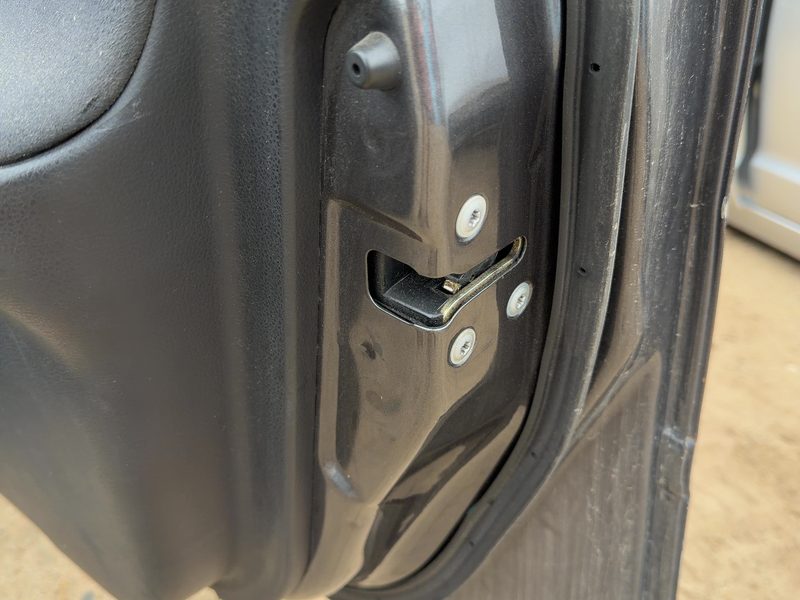 2002-2006 Nissan Altima Front Door Latch RH