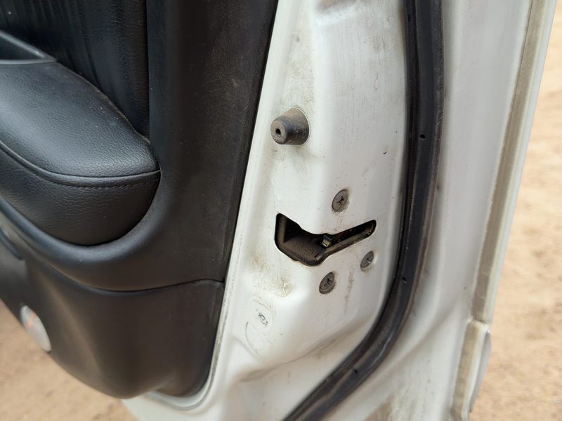 2000-2001 Infiniti I30 Front Door Latch RH