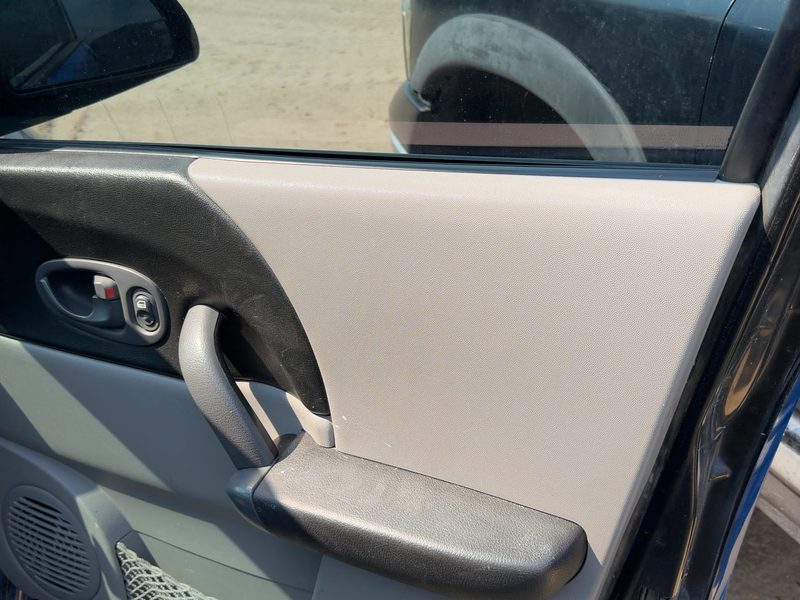 2004-2005 Saturn Vue Front Door Trim Panel RH