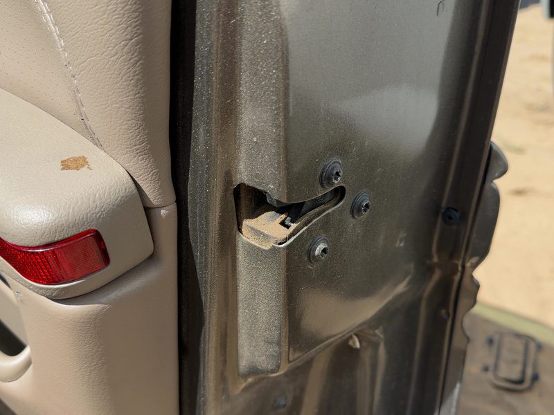 1999 Pontiac Bonneville (80 & Up) Front Door Latch RH