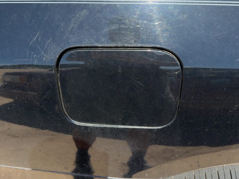 2006-2007 Infiniti M35 Fuel Tank Door