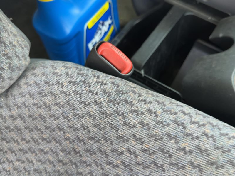 1999 Chrysler Town & Country Front Seat Belt RH