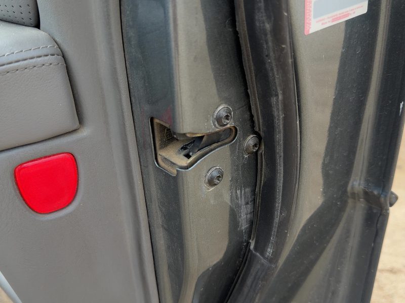 1998-2004 Cadillac Seville Front Door Latch RH