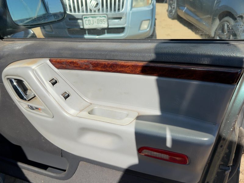 2002-2003 Jeep Grand Cherokee Front Door Trim Panel RH