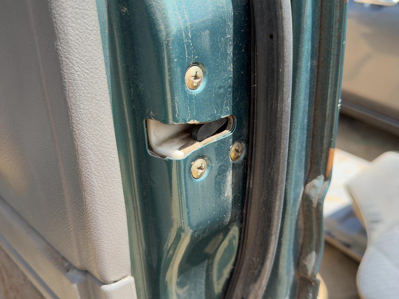 1995 Isuzu Rodeo Front Door Latch RH