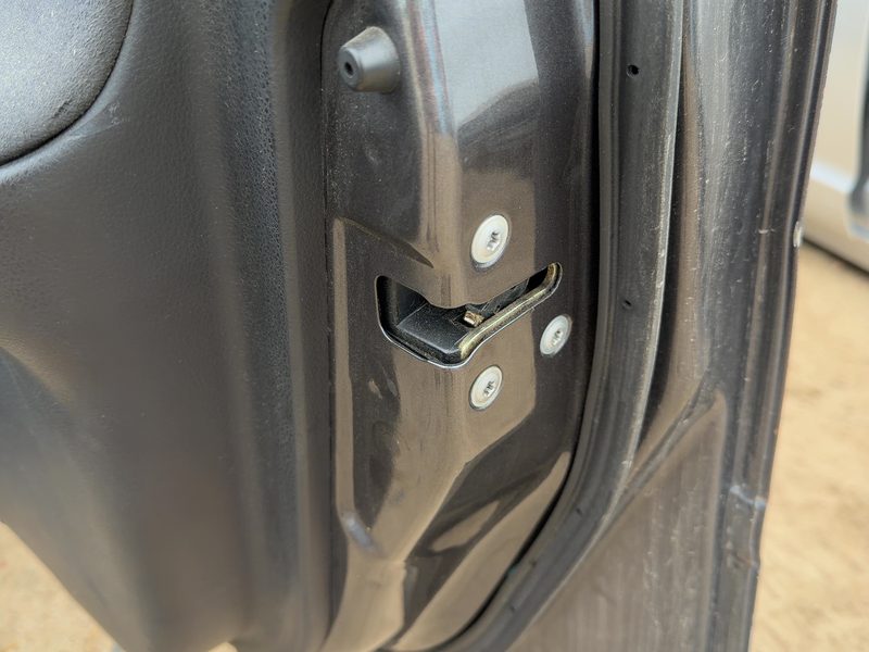 2002-2006 Nissan Altima Front Door Latch RH