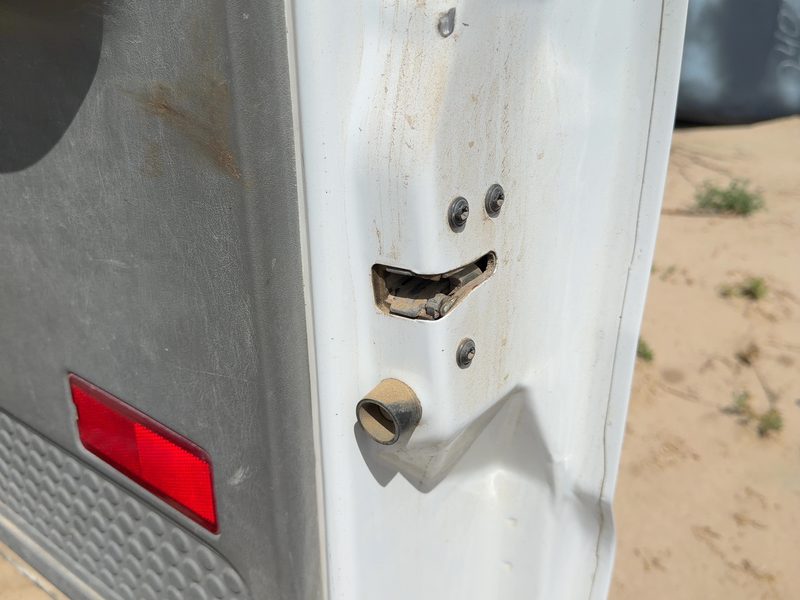 2005 Ford F350 Super Duty Pickup Front Door Latch RH