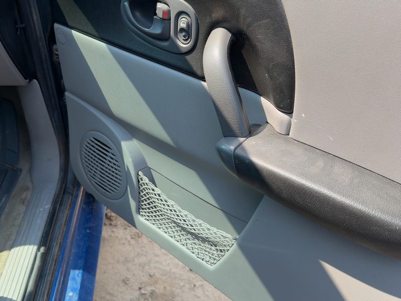 2004-2005 Saturn Vue Front Door Trim Panel RH