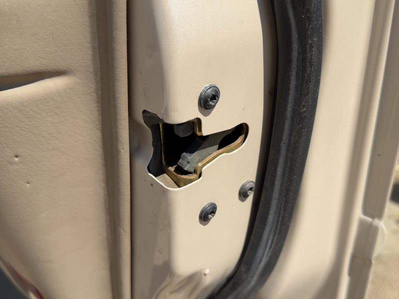 2000-2002 Lincoln LS Front Door Latch RH