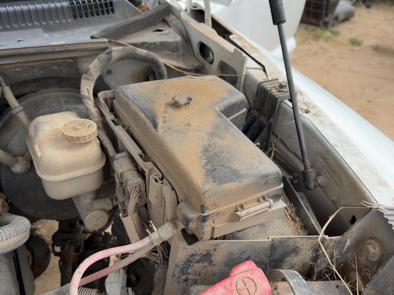 2005-2007 Dodge Dakota (mid-size) Engine Fuse Box