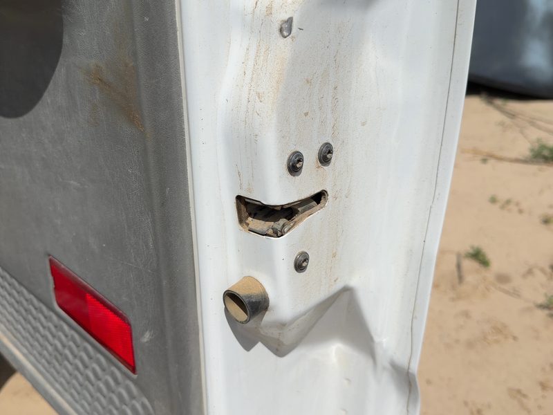2005 Ford F350 Super Duty Pickup Front Door Latch RH