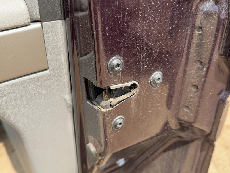 2006 Chevrolet Equinox Front Door Latch RH