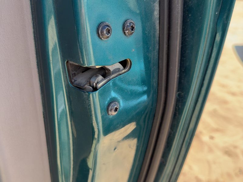 1997-1998 Ford Pickup F150 Series Front Door Latch RH