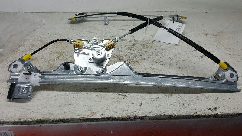 1999-2007 Chevrolet 1500 Silverado Pickup Front Door Regulator LH