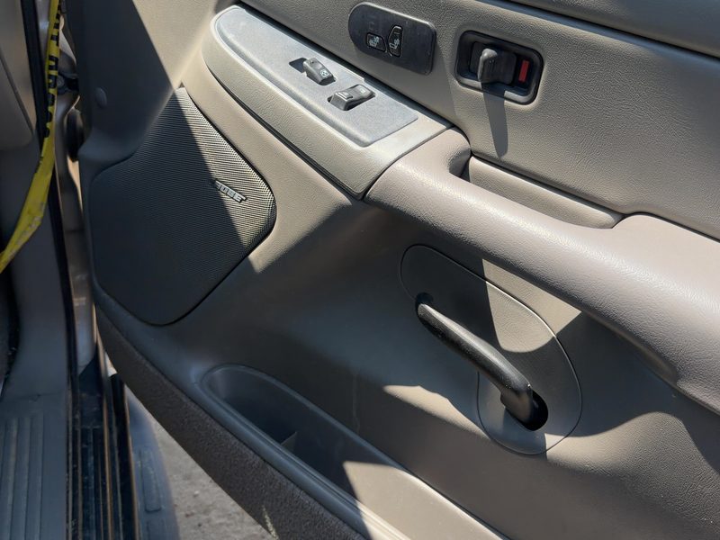 2005 Chevy/gmc Suburban 1500 Series Front Door Trim Panel RH