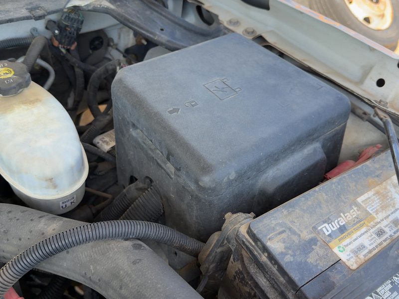 2003-2005 Chevrolet 2500 Silverado Pickup Engine Fuse Box