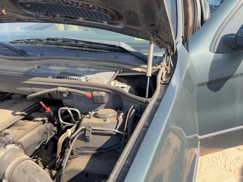2000-2006 BMW X5 Hood Hinge RH