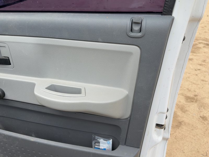2005-2007 Dodge Dakota (mid-size) Front Door Trim Panel RH