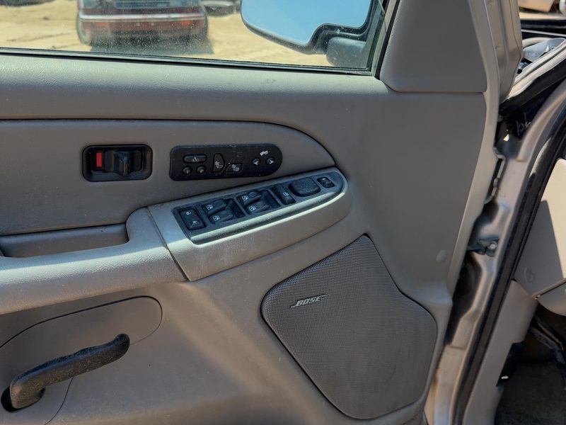 2004-2006 Chevy/gmc Suburban 1500 Series Front Door Trim Panel LH