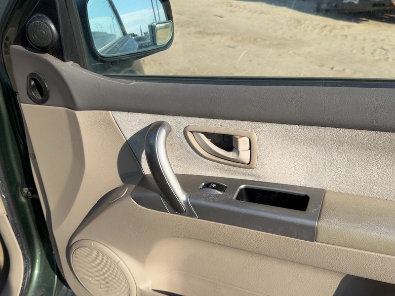 2005-2006 Kia Sorento Front Door Trim Panel RH