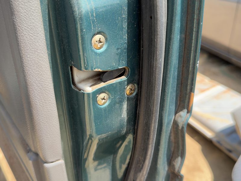 1995 Isuzu Rodeo Front Door Latch RH