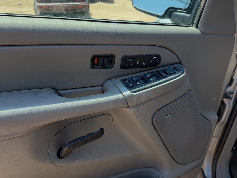 2004-2006 Chevy/gmc Suburban 1500 Series Front Door Trim Panel LH