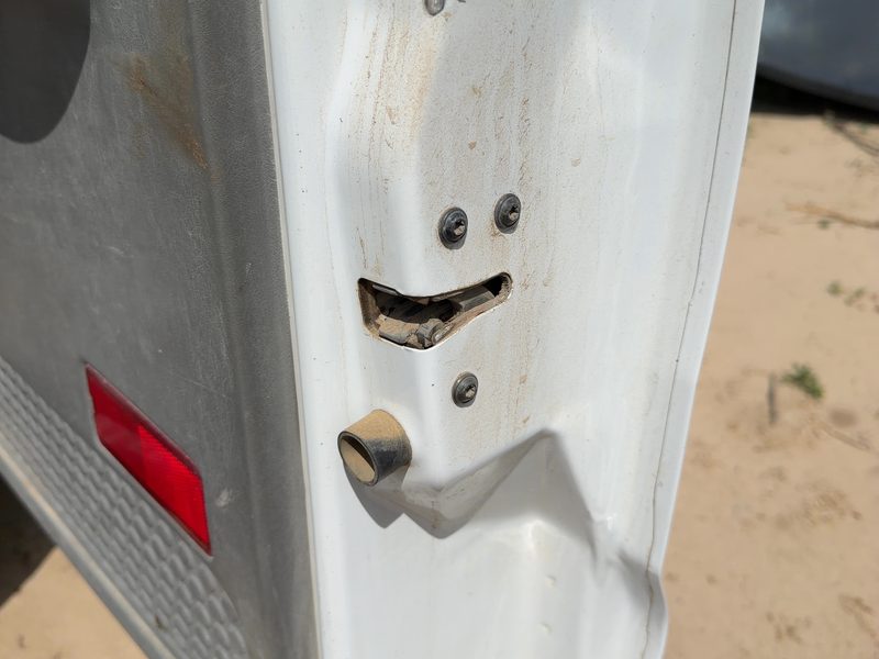 2005 Ford F350 Super Duty Pickup Front Door Latch RH