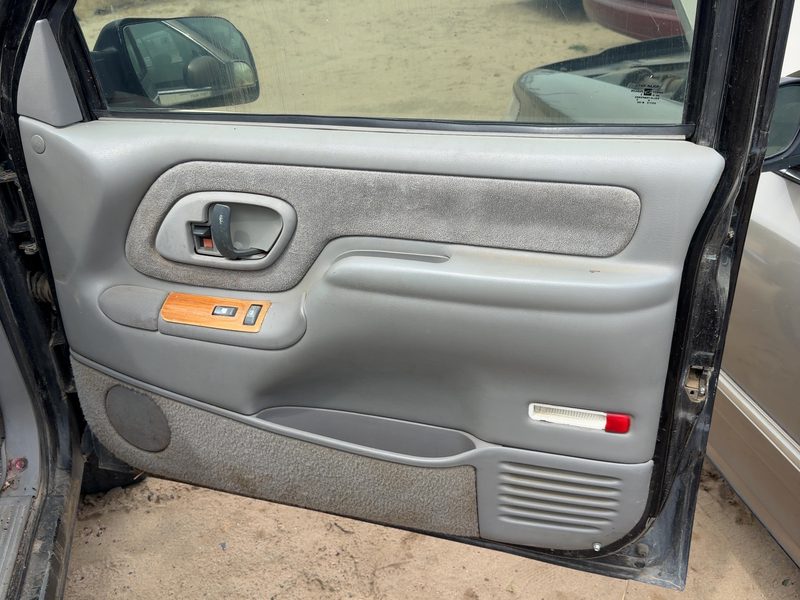 1996-2000 Chevrolet Pickup 1500 Series Front Door Trim Panel RH