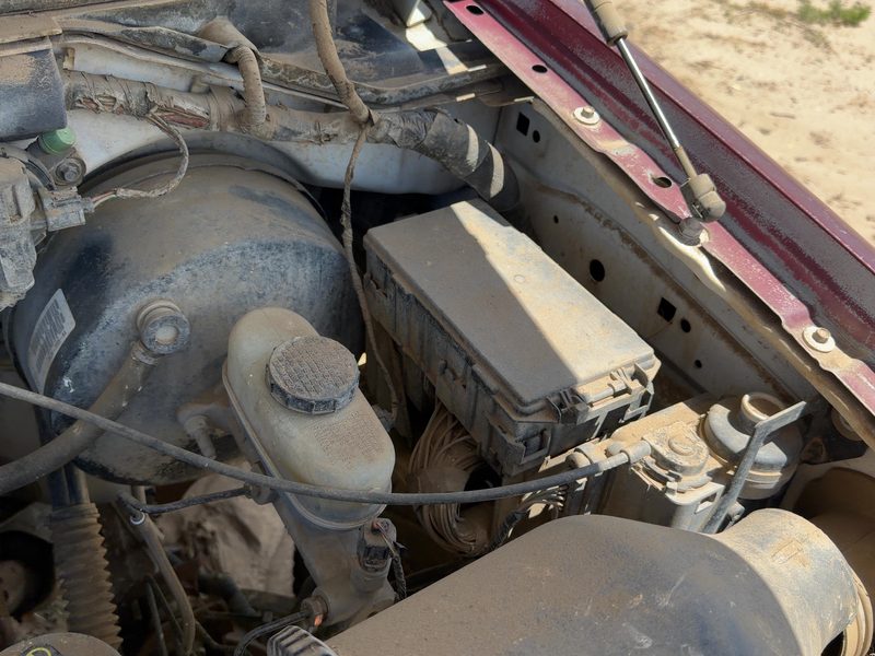 2000-2003 Ford Pickup F150 Series Engine Fuse Box