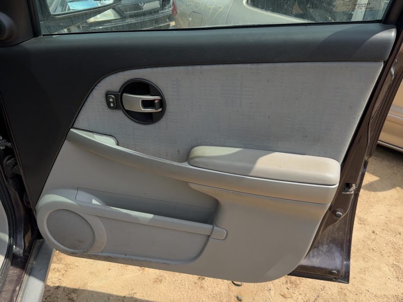 2005-2006 Chevrolet Equinox Front Door Trim Panel RH
