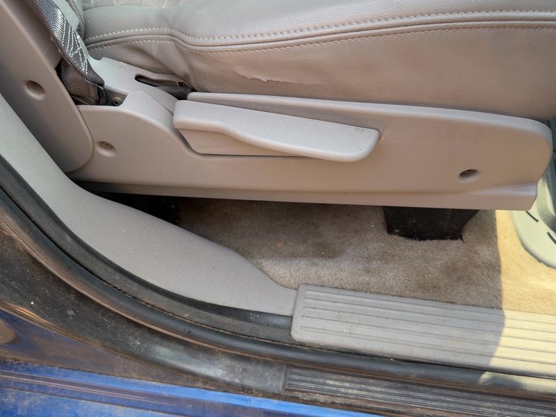 2005 Saturn Vue Seat Track RH