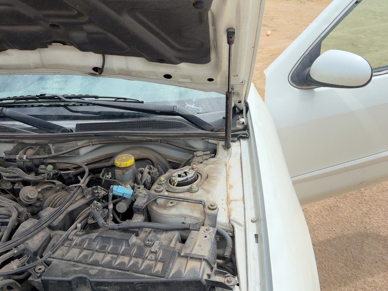 2000-2004 Infiniti I30 Hood Hinge RH