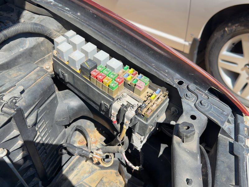 2005-2007 Ford Escape Engine Fuse Box