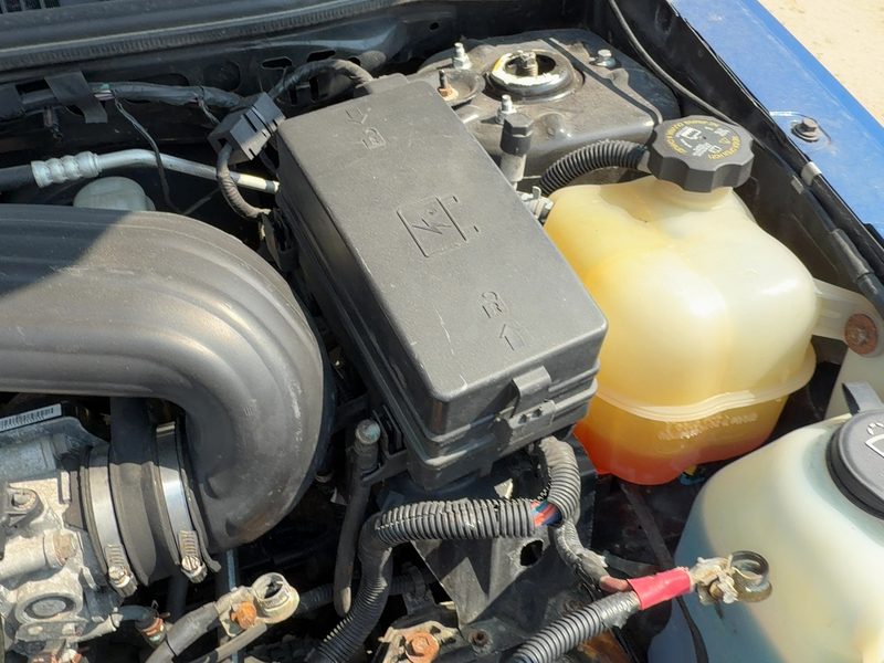 2004-2005 Saturn Vue Engine Fuse Box