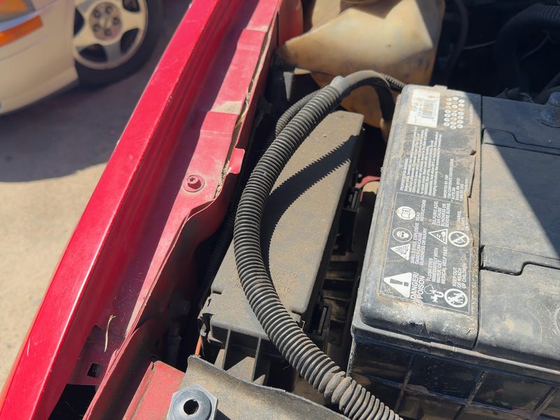 2000-2004 Jeep Grand Cherokee Engine Fuse Box