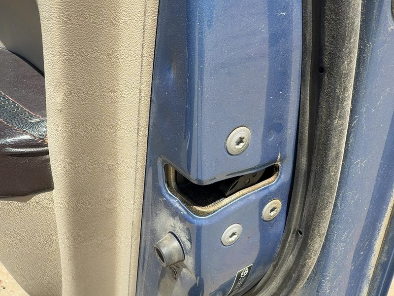2004-2012 Toyota Prius Front Door Latch RH