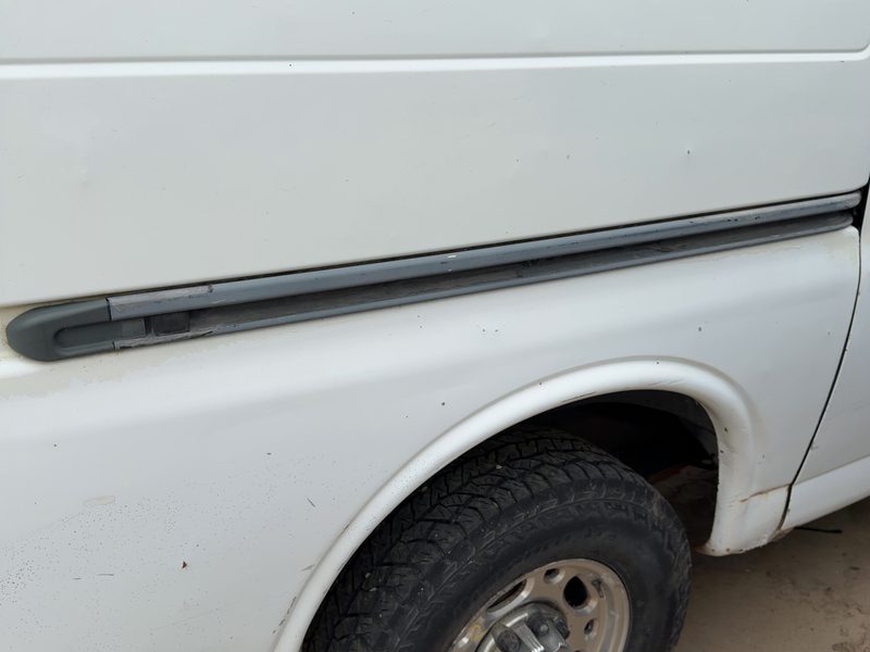 2002 Chevrolet Van Express 2500 Series Quarter Panel Moulding RH
