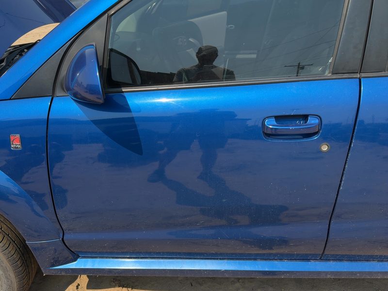 2002-2005 Saturn Vue Front Door LH