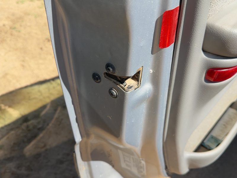 2000 Chevrolet Venture Front Door Latch LH