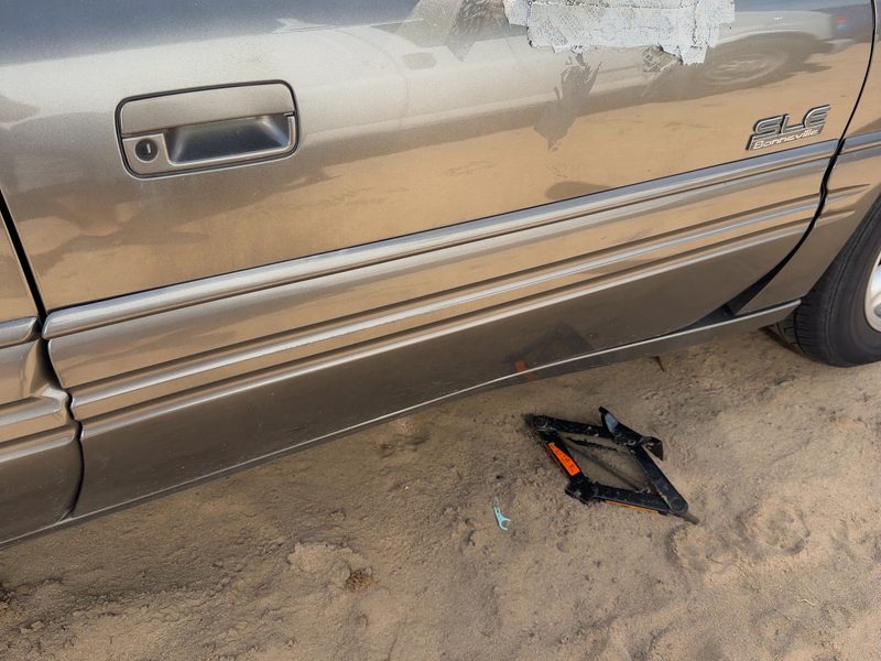 1999 Pontiac Bonneville (80 & Up) Front Door Moulding RH