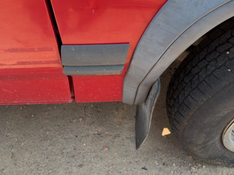 1991 Dodge Dakota (mid-size) Fender Moulding RH