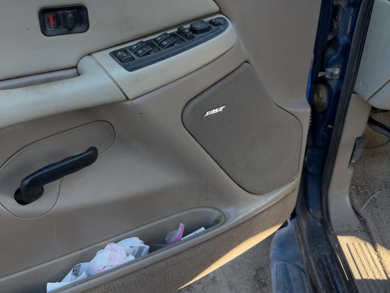 2003-2004 Chevy/gmc Suburban 1500 Series Front Door Trim Panel LH