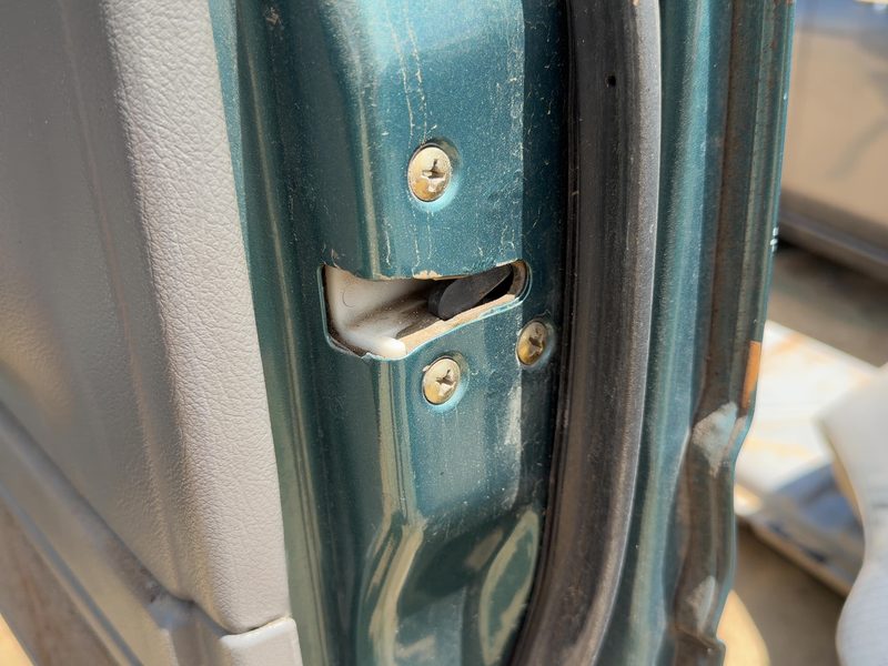 1995 Isuzu Rodeo Front Door Latch RH