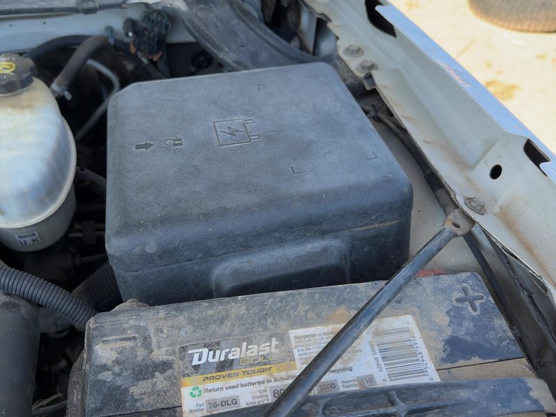 2003-2005 Chevrolet 2500 Silverado Pickup Engine Fuse Box