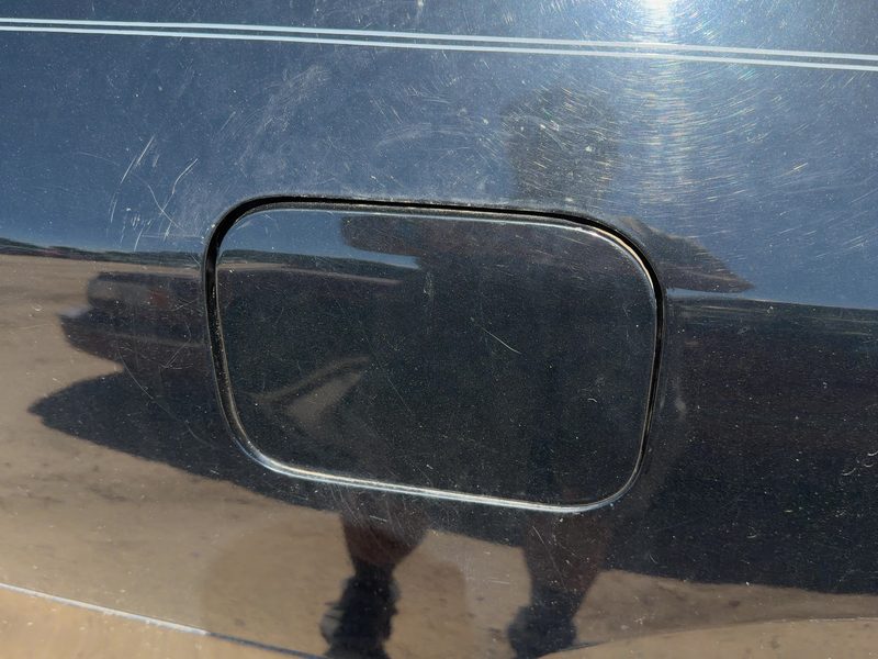 2006-2007 Infiniti M35 Fuel Tank Door