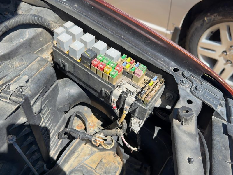 2005-2007 Ford Escape Engine Fuse Box