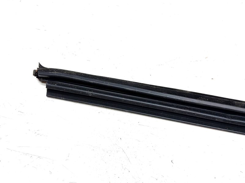 2005 Cadillac STS Front Door Moulding RH