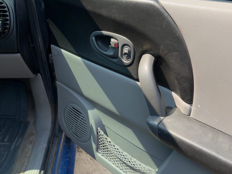 2004-2005 Saturn Vue Front Door Trim Panel RH