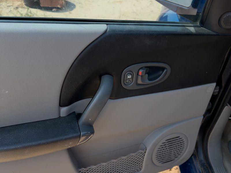 2004-2005 Saturn Vue Front Door Trim Panel LH