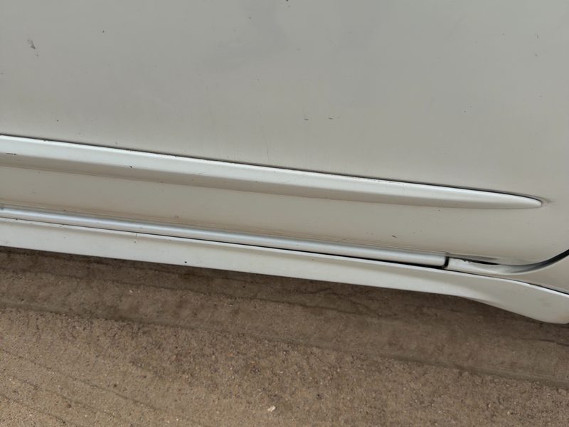 2000-2001 Infiniti I30 Front Door Moulding RH